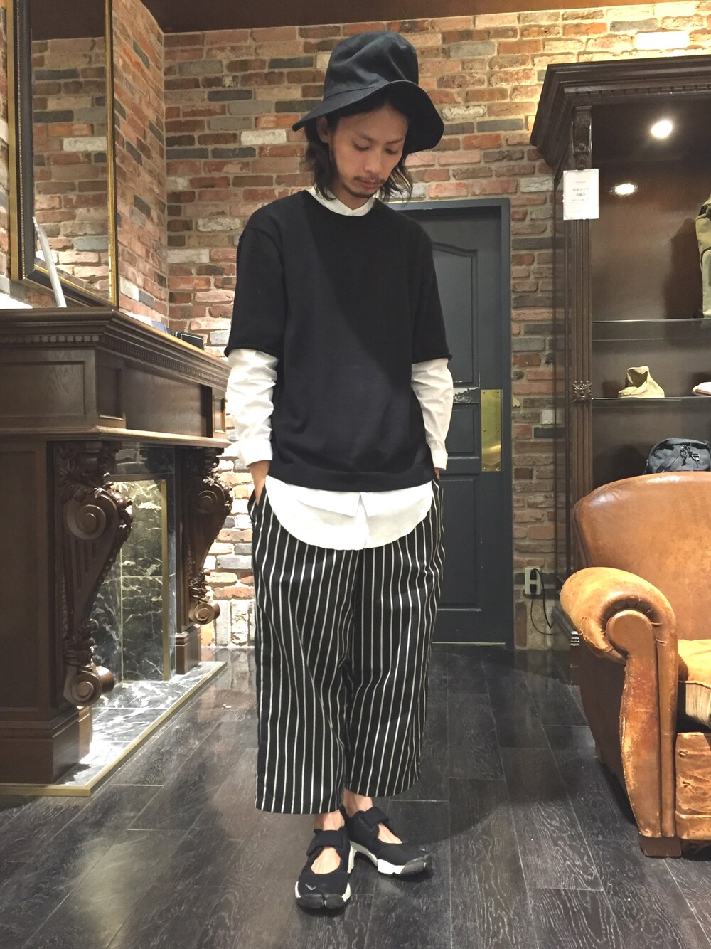 「ナノユニバース、ビッグシルエット、バンドカラー、ロング丈、ワイドパンツ、ツバ広ハット、エアリフト、bukht、KIJIMA TAKAYUKI、NIKE」｜「tabloid newsのTABLOID NEWS/ TN 12ゲージコットンビッグTee（Tシャツ/カットソー、ブラック系）」を使った、窪田 孝之さん（メンズ・170cm）の春コーディネートの1枚目の写真