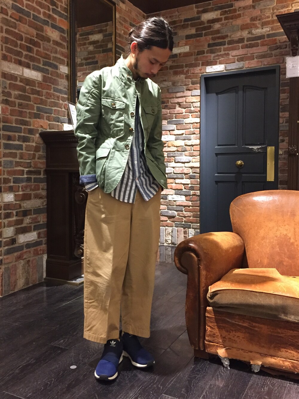「ナノユニバース、ミリタリージャケット、ストライプシャツ、ワイドパンツ、zxflux、スリッポン、シアサッカー、クレイジーパターン、ベージュのチノパン、adidas」｜「NANO universeのノーフォークジャケット（その他アウター、グリーン系）」を使った、窪田 孝之さん（メンズ・170cm）の春コーディネートの1枚目の写真