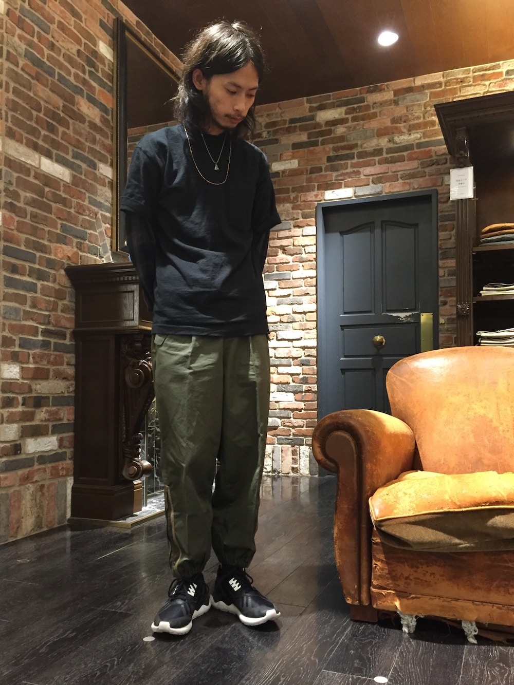 ブラック系のシャツ/ブラウス、グリーン系のその他パンツ、ブラック系のスニーカーを着用したメンズの夏コーディネートの1枚目の写真