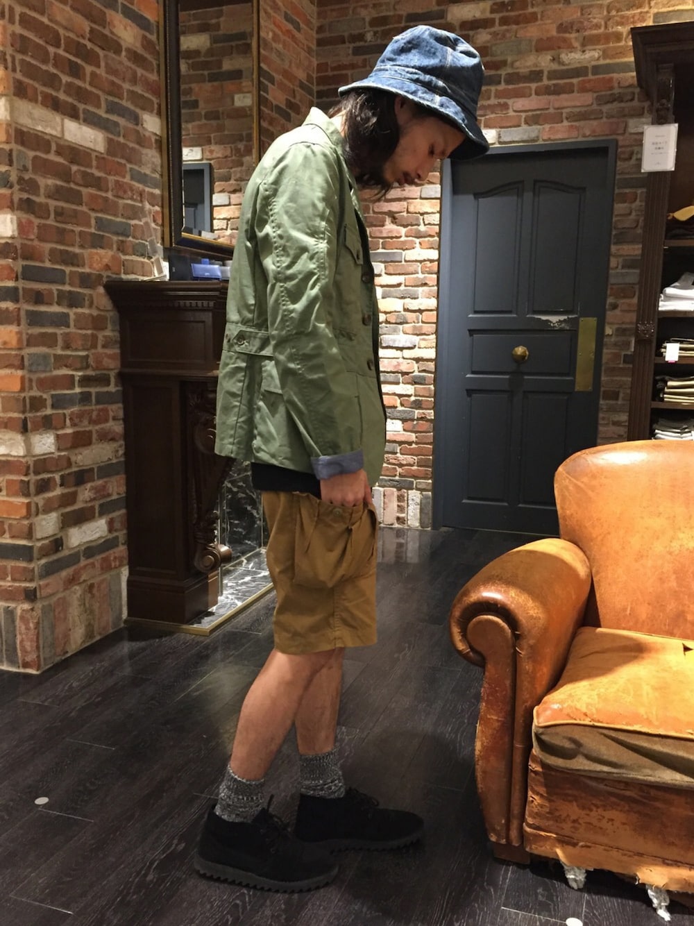 「ナノユニバース、黒Tシャツ、ショートパンツ、デニムハット、ミリタリージャケット、CAMBER、orslow、coeur、BRU NA BOINNE、AIRWALK」｜「NANO universeのノーフォークジャケット（その他アウター、グリーン系）」を使った、窪田 孝之さん（メンズ・170cm）の夏コーディネートの1枚目の写真