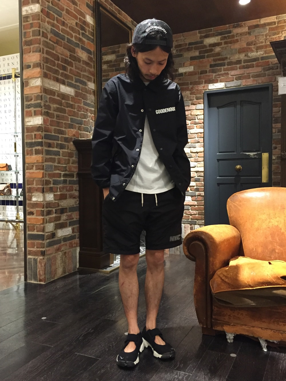 「ナノユニバース、コーチジャケット、白Tシャツ、ショートパンツ、メッシュキャップ、モノトーン、エアリフト、GOODENOUGH、Champion、NIKE」｜「Championのchampion×nano･universe/ チャンピオン別注トレイルショーツ（その他パンツ、ブラック系）」を使った、窪田 孝之さん（メンズ・170cm）の夏コーディネートの1枚目の写真