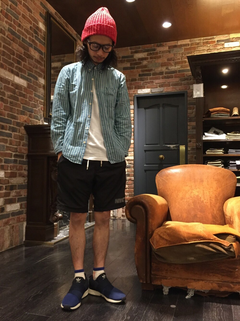 「ナノユニバース、ストライプシャツ、ニット帽、白Tシャツ、白ソックス、スリッポン、とんかつDJアゲ太郎、Steven Alan、Champion、adidas」｜「Championのchampion×nano･universe/ チャンピオン別注トレイルショーツ（その他パンツ、ブラック系）」を使った、窪田 孝之さん（メンズ・170cm）の夏コーディネートの1枚目の写真