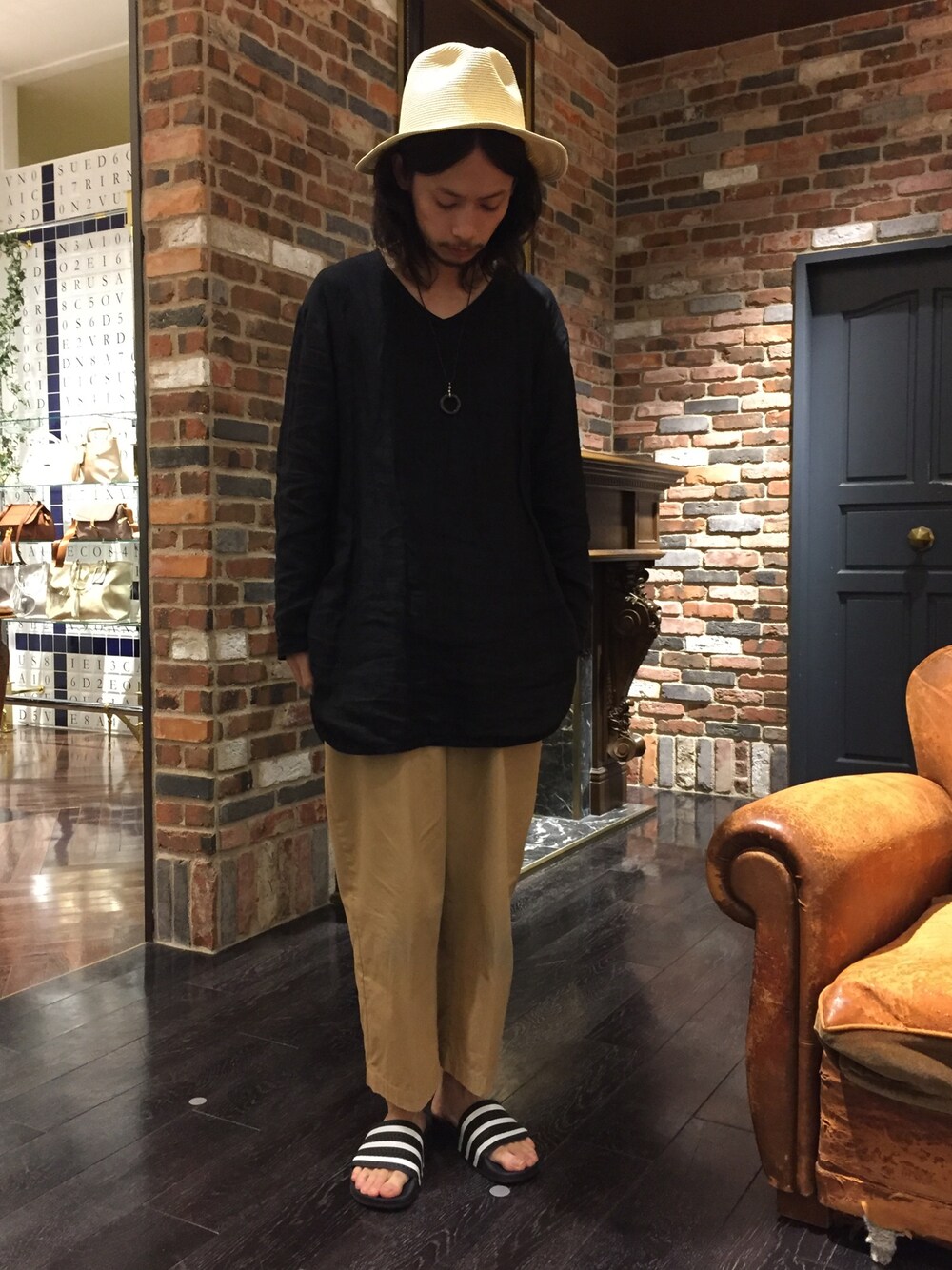 ベージュ系のその他パンツ、ブラック系のサンダル、ベージュ系のハットを着用したメンズの夏コーディネートの1枚目の写真