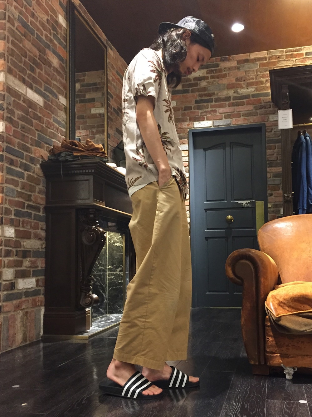 ベージュ系のその他パンツ、ブラック系のサンダルを着用したメンズの夏コーディネートの1枚目の写真