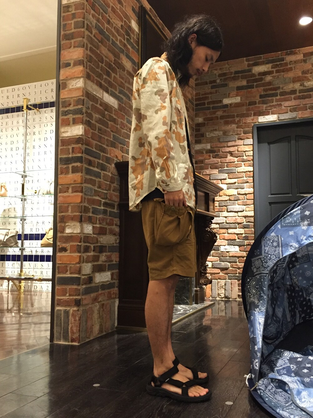 「ナノユニバース、カモフラ、ショートパンツ、スポーツサンダル、ベージュコーデ、ベージュ×ブラック、サンダル、Steven Alan、orslow、teva」｜「TevaのTeva/ HURRICANE XLT M（サンダル、ブラック系）」を使った、窪田 孝之さん（メンズ・170cm）の夏コーディネートの1枚目の写真