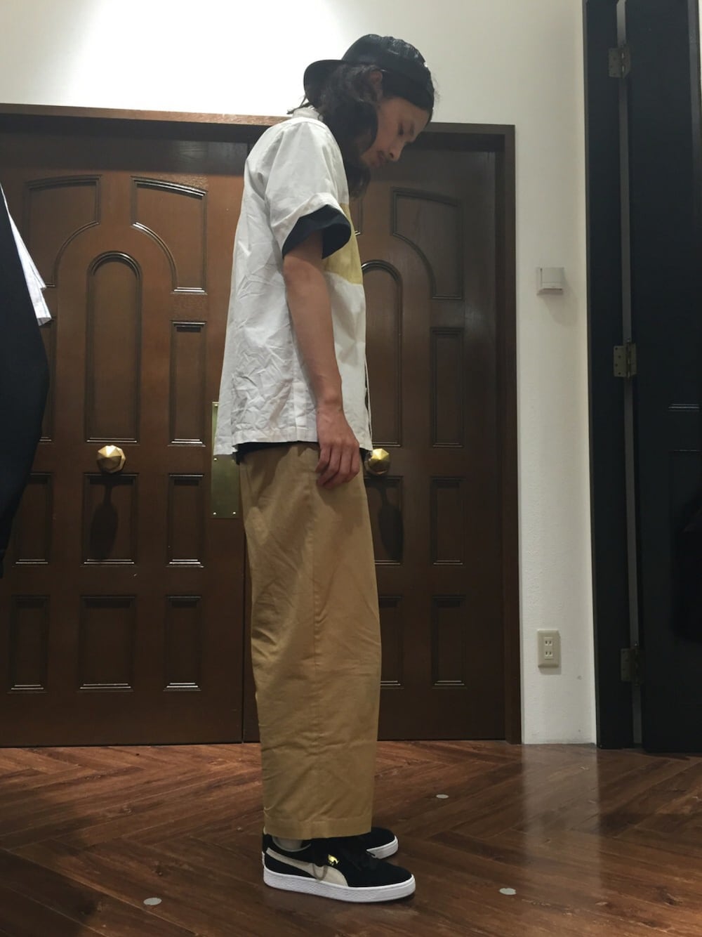 ブラック系のスニーカー、ベージュ系のその他パンツ、その他のソックス/靴下を着用したメンズの夏コーディネートの1枚目の写真