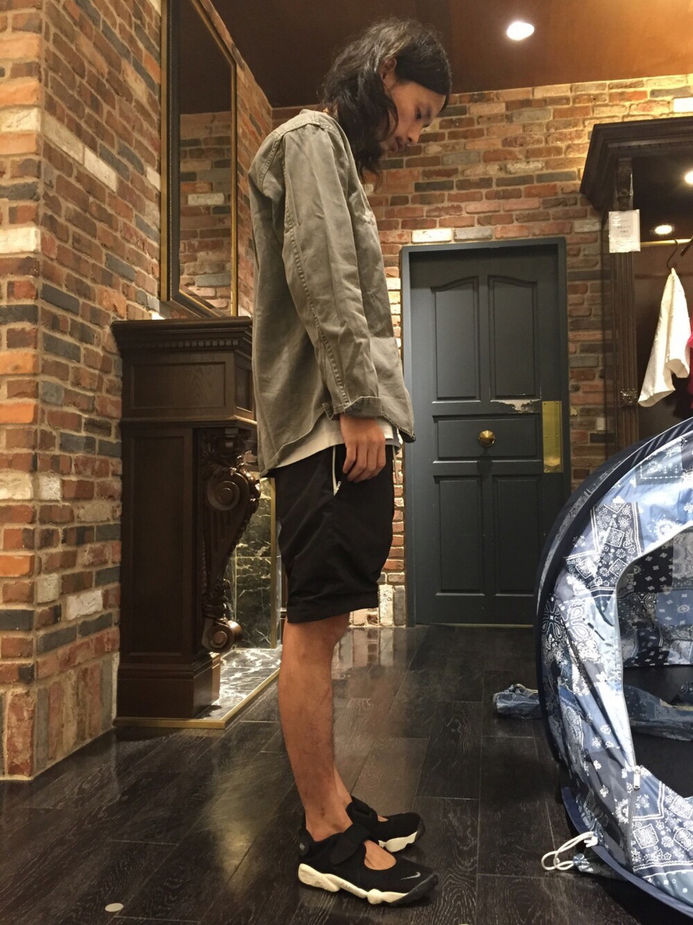 「ナノユニバース、ノーカラーシャツ、白Tシャツ、ショートパンツ、カーキ×黒、エアリフト、Niche.、pyjama clothing、NIKE、Champion」｜「Championのchampion×nano･universe/ チャンピオン別注トレイルショーツ（その他パンツ、ブラック系）」を使った、窪田 孝之さん（メンズ・170cm）の夏コーディネートの1枚目の写真