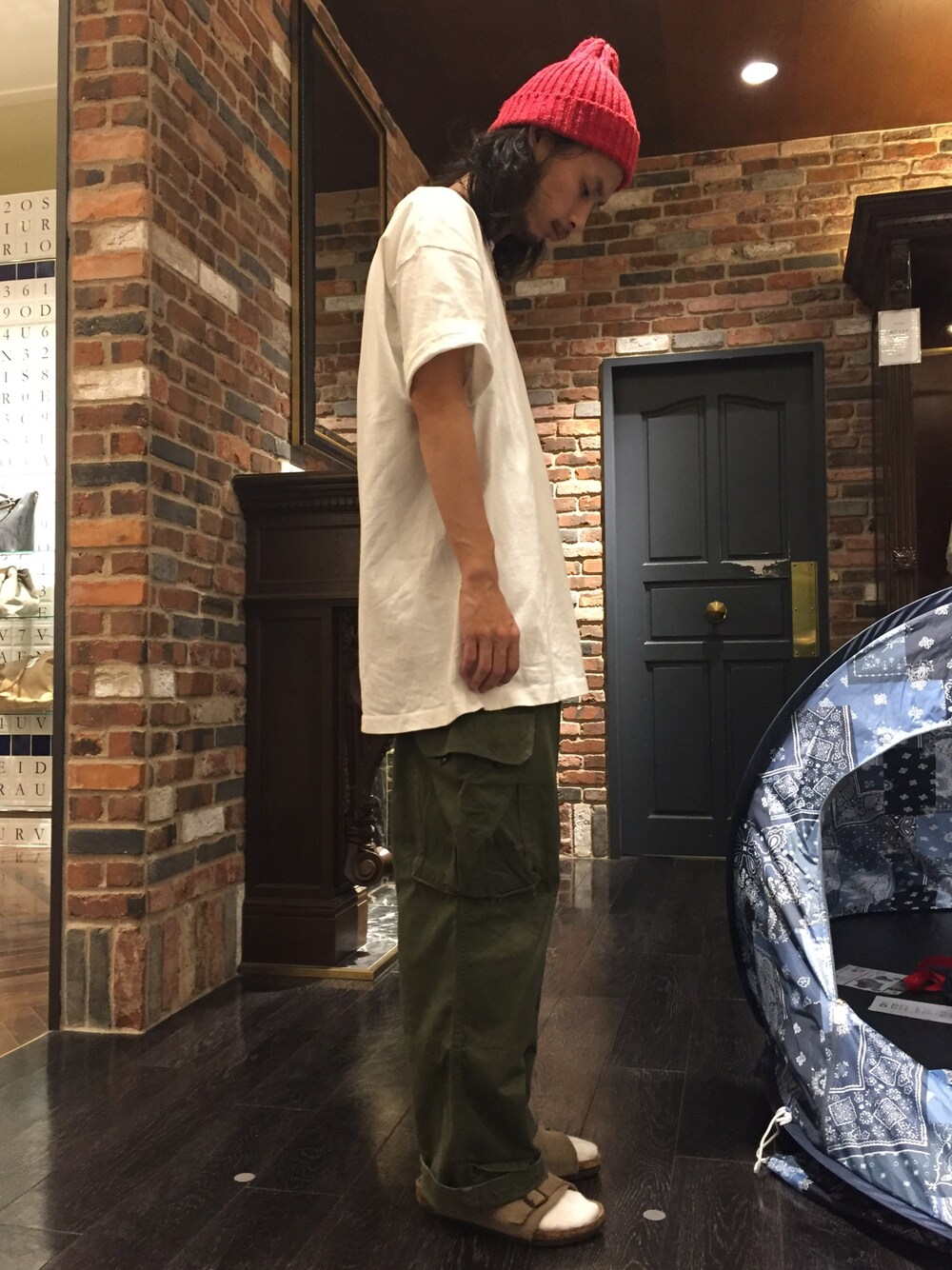 ホワイト系のTシャツ/カットソー、ベージュ系のサンダル、その他のソックス/靴下を着用したメンズの夏コーディネートの1枚目の写真