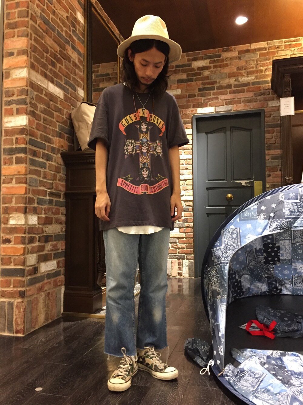 ブラック系のTシャツ/カットソー、ベージュ系のハット、ホワイト系のソックス/靴下を着用したメンズの夏コーディネートの1枚目の写真