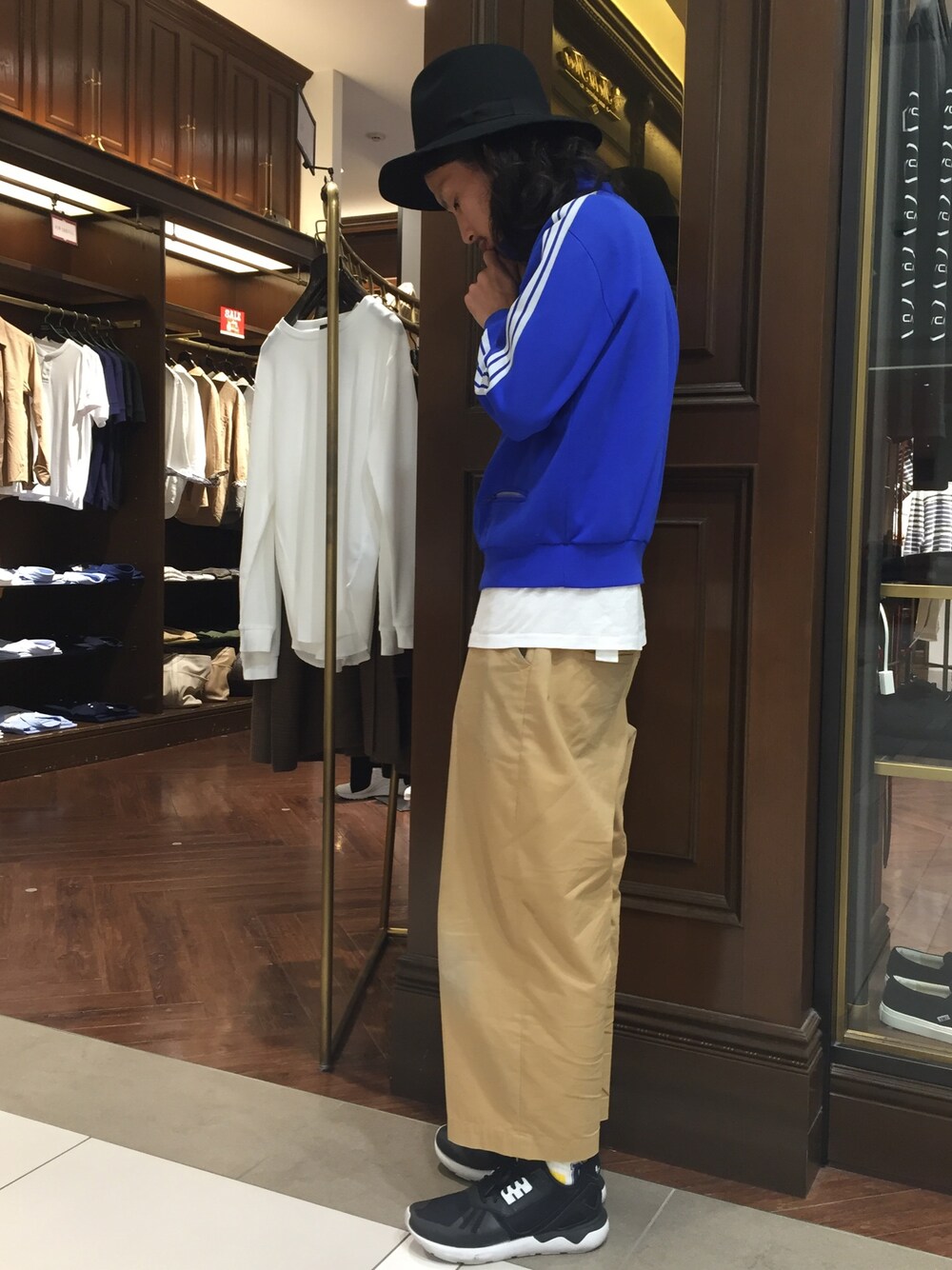 「ナノユニバース、ジャージ、トラックジャケット、白Tシャツ、ワイドパンツ、白ソックス、ハイテクスニーカー、ツバ広ハット、ヴィンテージ、古着MIX」｜「NANO universeのMighty Shine(マイティシャイン)/ 別注japan madeロングハット（ハット、ブラック系）」を使った、窪田 孝之さん（メンズ・170cm）の秋コーディネートの1枚目の写真