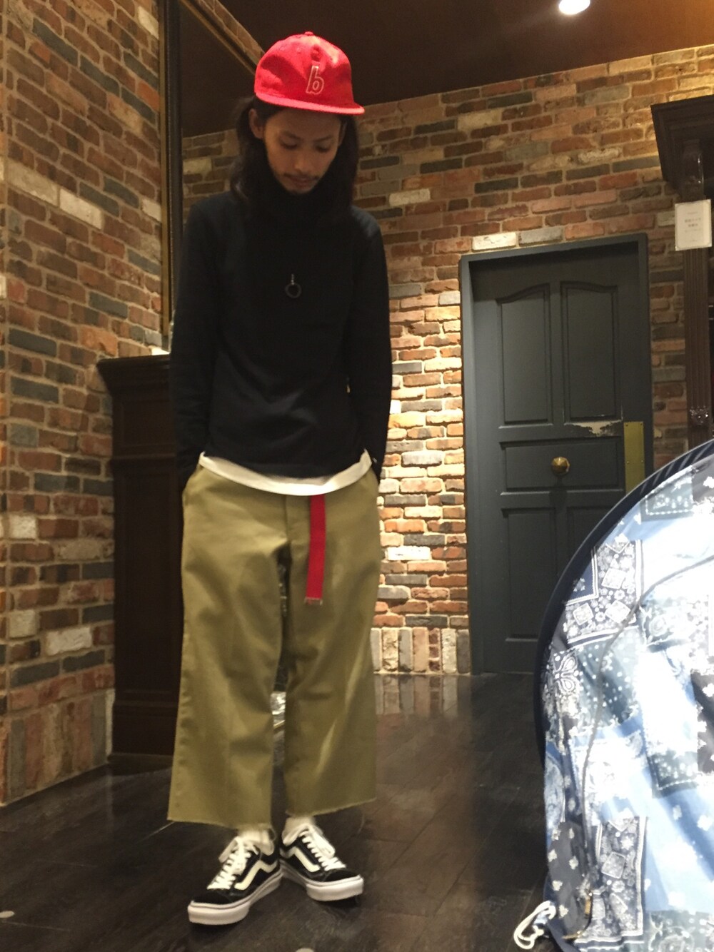 ブラック系のTシャツ/カットソー、ブラック系のスニーカーを着用したメンズの秋コーディネートの1枚目の写真