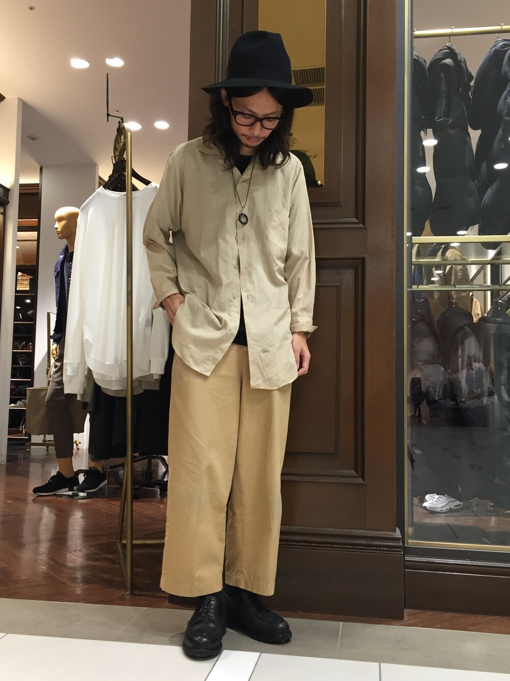 「ナノユニバース、ミリタリーシャツ、黒Tシャツ、ワイドパンツ、ツバ広ハット、ダテメガネ、古着MIX、ベージュコーデ、used、白山眼鏡」｜「NANO universeのMighty Shine(マイティシャイン)/ 別注japan madeロングハット（ハット、ブラック系）」を使った、窪田 孝之さん（メンズ・170cm）の秋コーディネートの1枚目の写真