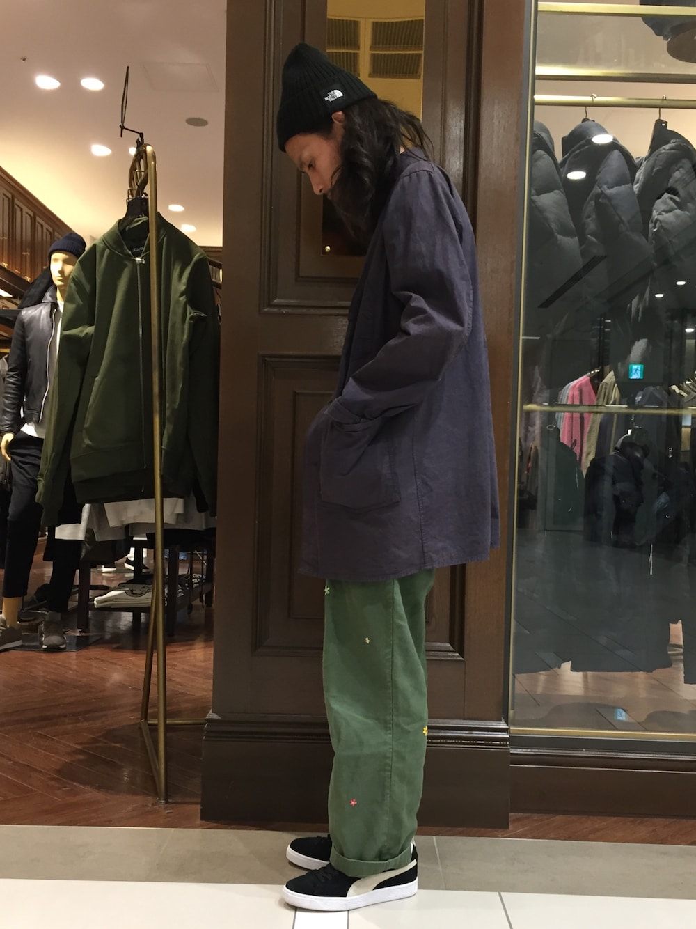 ブラック系のスニーカー、ブラック系のニットキャップ/ビーニー、その他のソックス/靴下を着用したメンズの秋コーディネートの1枚目の写真