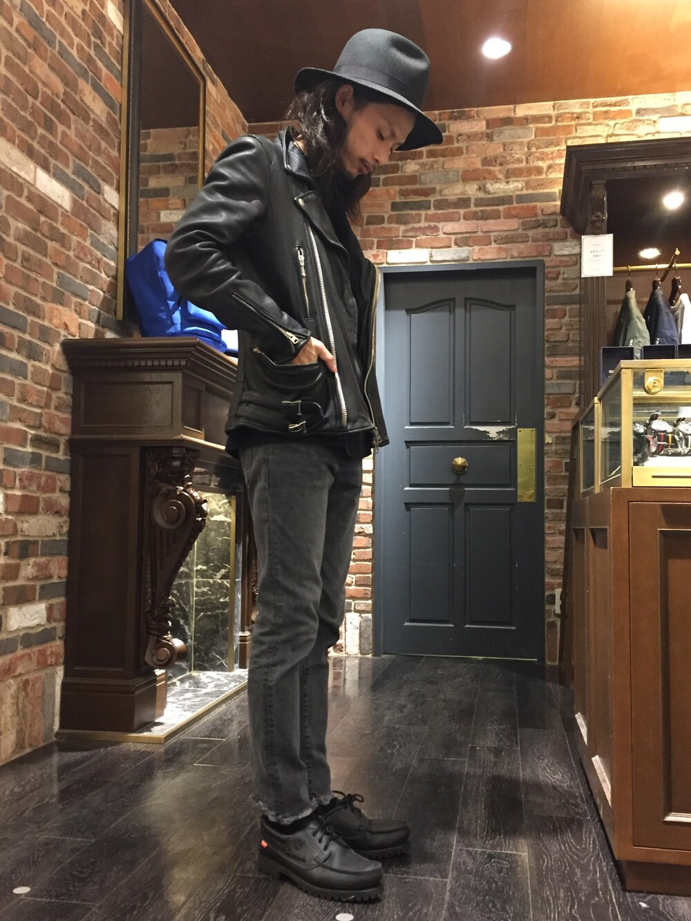 「ナノユニバース、ライダースジャケット、スキニーデニム、ツバ広ハット、オールブラック、ダブルライダース、レザージャケット、カットオフ、モカシン、Timberland」｜「NANO universeのMighty Shine(マイティシャイン)/ 別注japan madeロングハット（ハット、ブラック系）」を使った、窪田 孝之さん（メンズ・170cm）の秋コーディネートの1枚目の写真