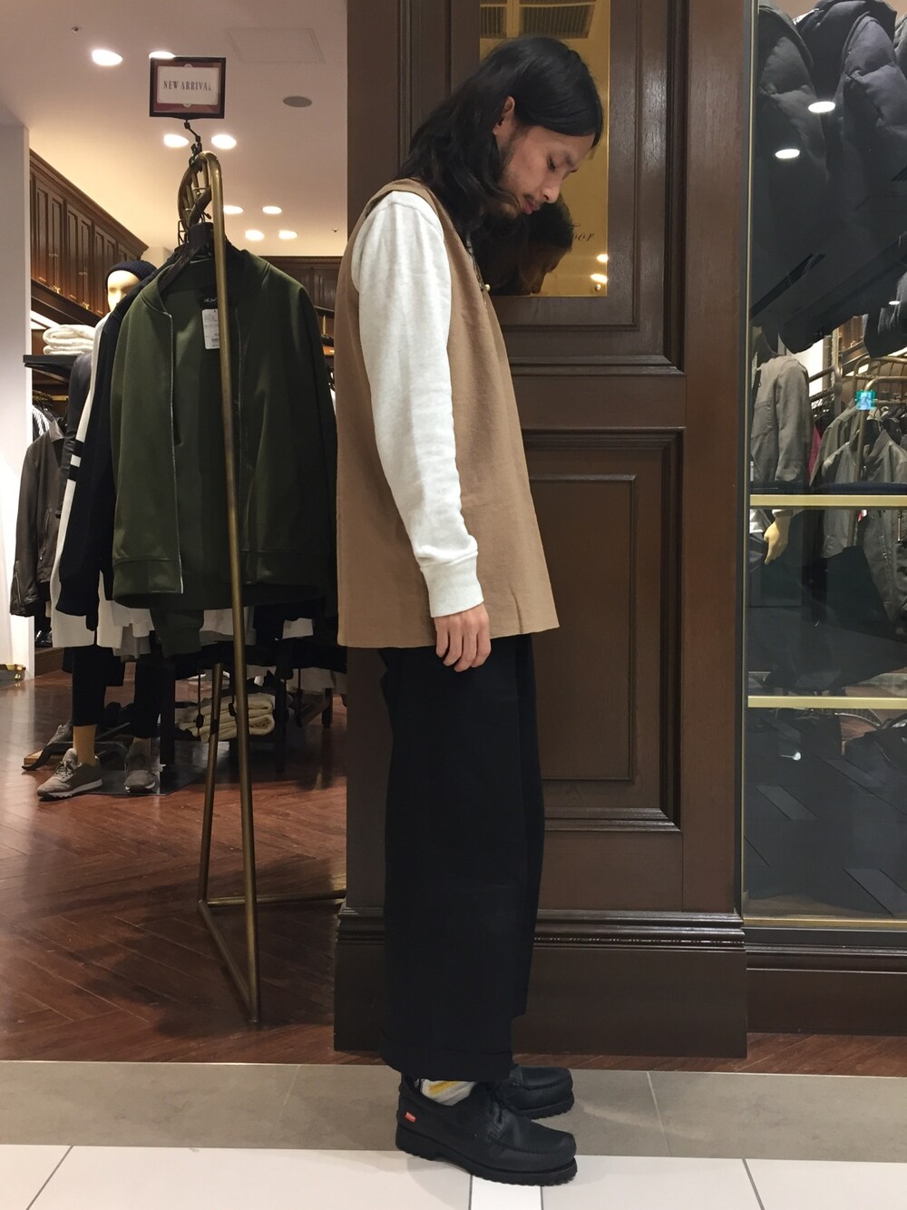 「ナノユニバース、ベスト、フランス軍、スウェット、ワイドパンツ、白ソックス、古着MIX、used、Champion、Timberland」｜「NANO universeのchampion×nano･universe/チャンピオン別注RW裏毛PO（スウェット、ホワイト系）」を使った、窪田 孝之さん（メンズ・170cm）の秋コーディネートの1枚目の写真
