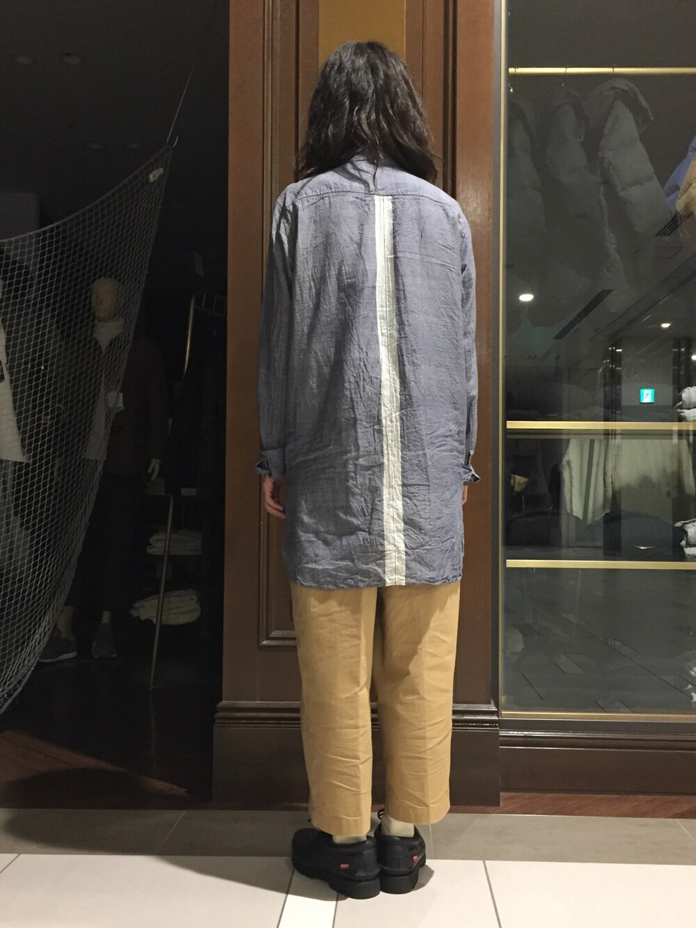 「ナノユニバース、ロングシャツ、ワイドパンツ、白ソックス、モカシン、ハンドメイド、アルチザン、オーバーサイズ、pero、Timberland」｜「NANO universeのワイドEAZYパンツ（その他パンツ、ベージュ系）」を使った、窪田 孝之さん（メンズ・170cm）の秋コーディネートの1枚目の写真
