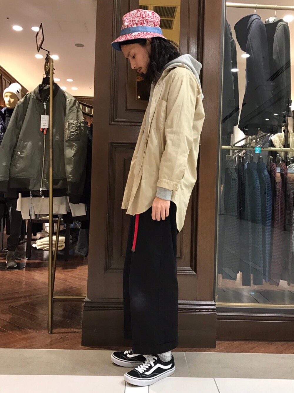 「ナノユニバース、ミリタリーシャツ、グレーのパーカー、ワイドパンツ、バケットハット、アロハ柄、古着MIX、used、VANS、ラインソックス」｜「NANO universeのreyn spooner/ U LAHAINA BUCKET HAT（ハット、レッド系）」を使った、窪田 孝之さん（メンズ・170cm）の秋コーディネートの1枚目の写真