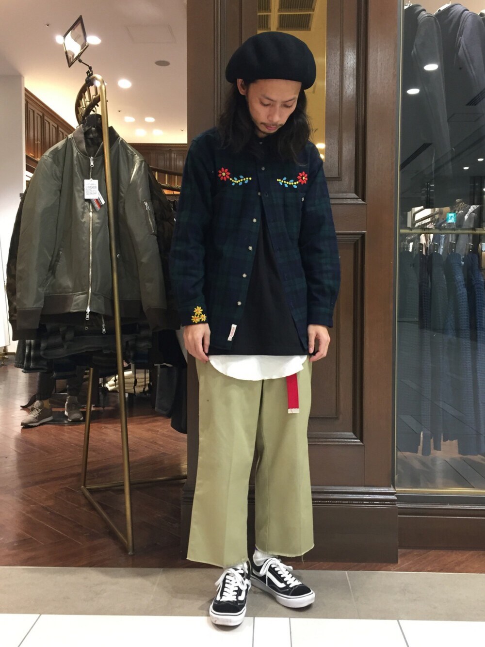 ブラック系のスニーカーを着用したメンズの秋コーディネートの1枚目の写真