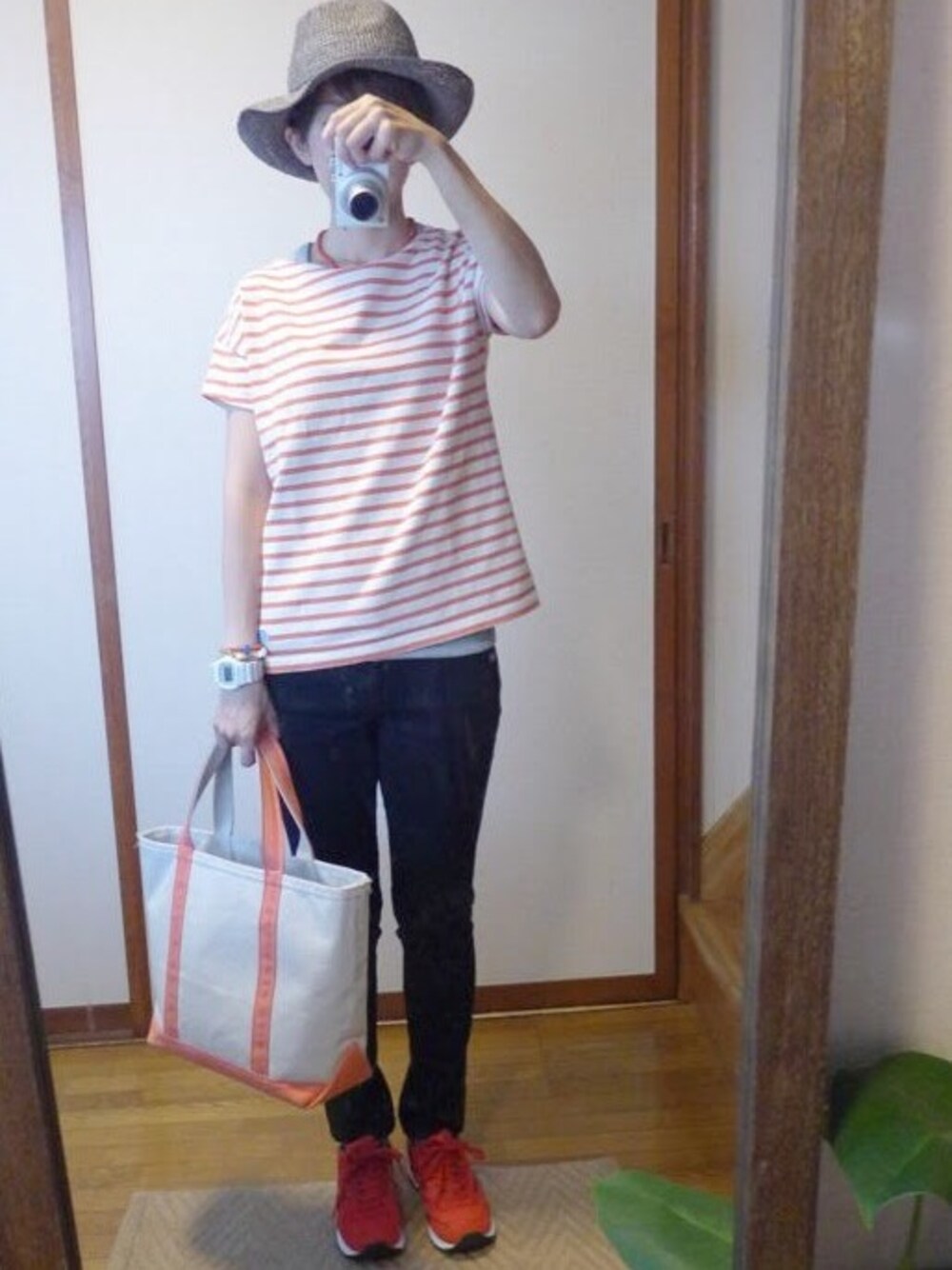 「ボーダー、UNIQLO、赤、NEWBALANCE、orcival、スキニーデニム」｜「マザーオブパールと太陽のブレスレット
http://www.creema.jp/exhibits/show/id/552495（ブレスレット、ホワイト系）」を使った、もこさん（レディース・165cm）の夏コーディネートの1枚目の写真