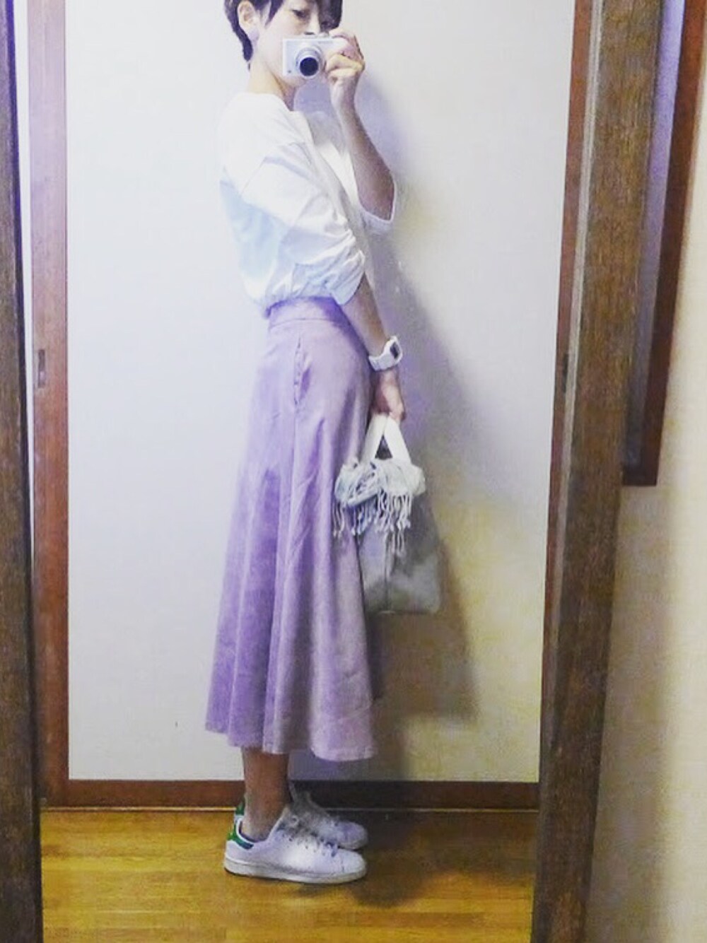 パープル系のスカート、ホワイト系のTシャツ/カットソー、シルバー系のトートバッグを着用したレディースの秋コーディネートの1枚目の写真