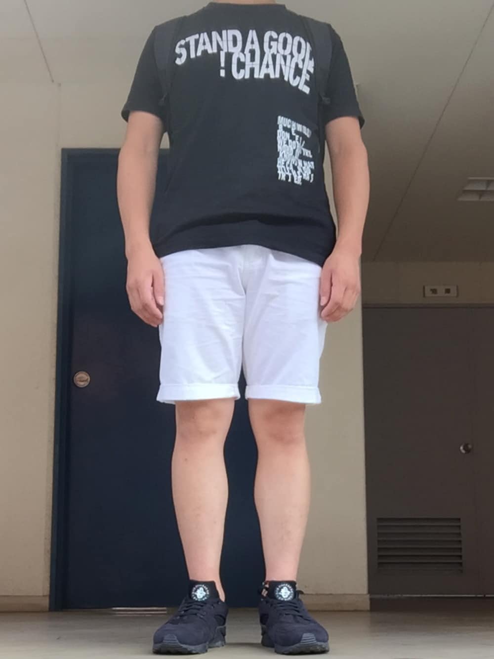 ブラック系のバックパック/リュック、ブラック系のTシャツ/カットソー、ホワイト系のその他パンツを着用したメンズの夏コーディネートの1枚目の写真