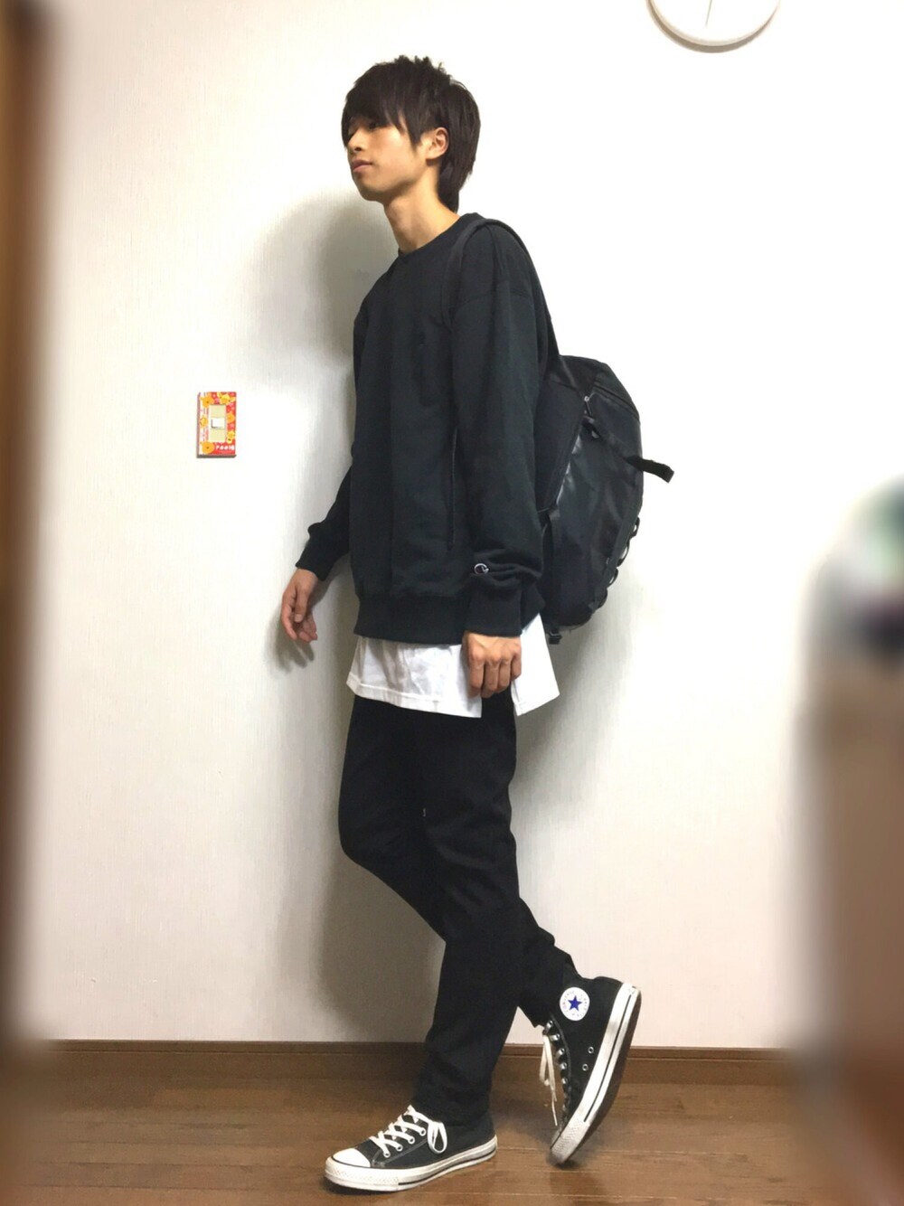 ブラック系のスニーカー、ブラック系のその他パンツ、ホワイト系のTシャツ/カットソーを着用したメンズの秋コーディネートの1枚目の写真