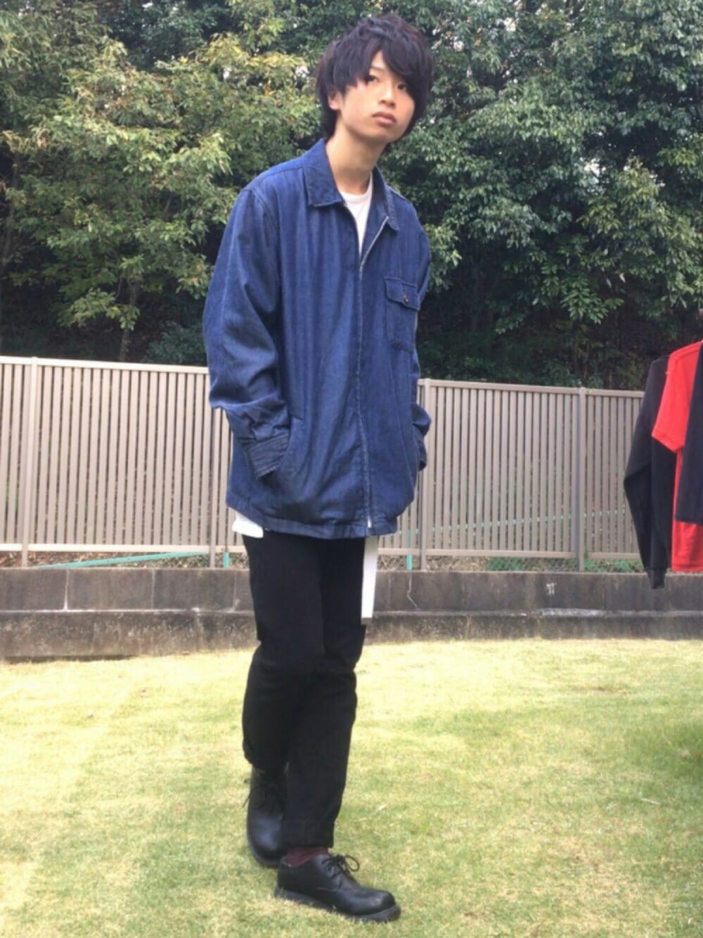 ブルー系のジャケット/アウター、ホワイト系のTシャツ/カットソー、ブラック系のその他パンツを着用したメンズの秋コーディネートの1枚目の写真