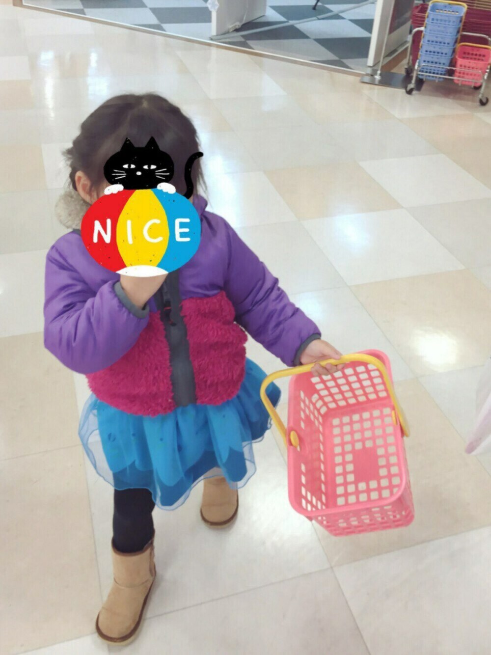 その他のブルゾン、その他のワンピース、ベージュ系のブーツを着用したキッズの冬コーディネートの1枚目の写真