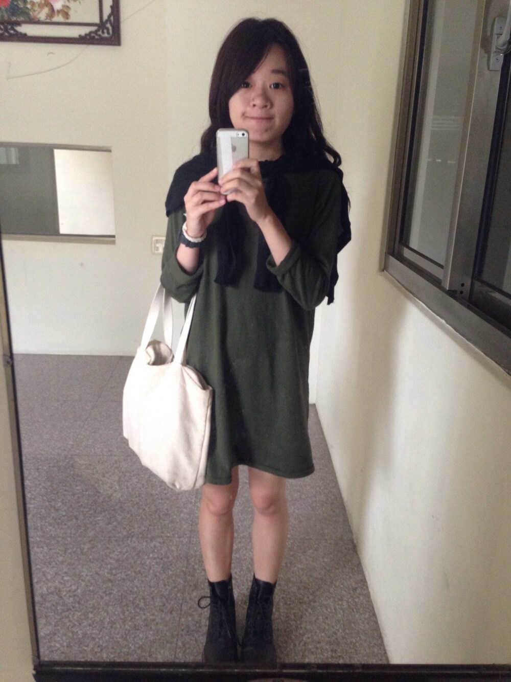 「black、green、Dr.Martens」｜「無印良品のアイテム（トートバッグ、ベージュ系）」を使った、Zoeyさん（レディース）の夏コーディネートの1枚目の写真
