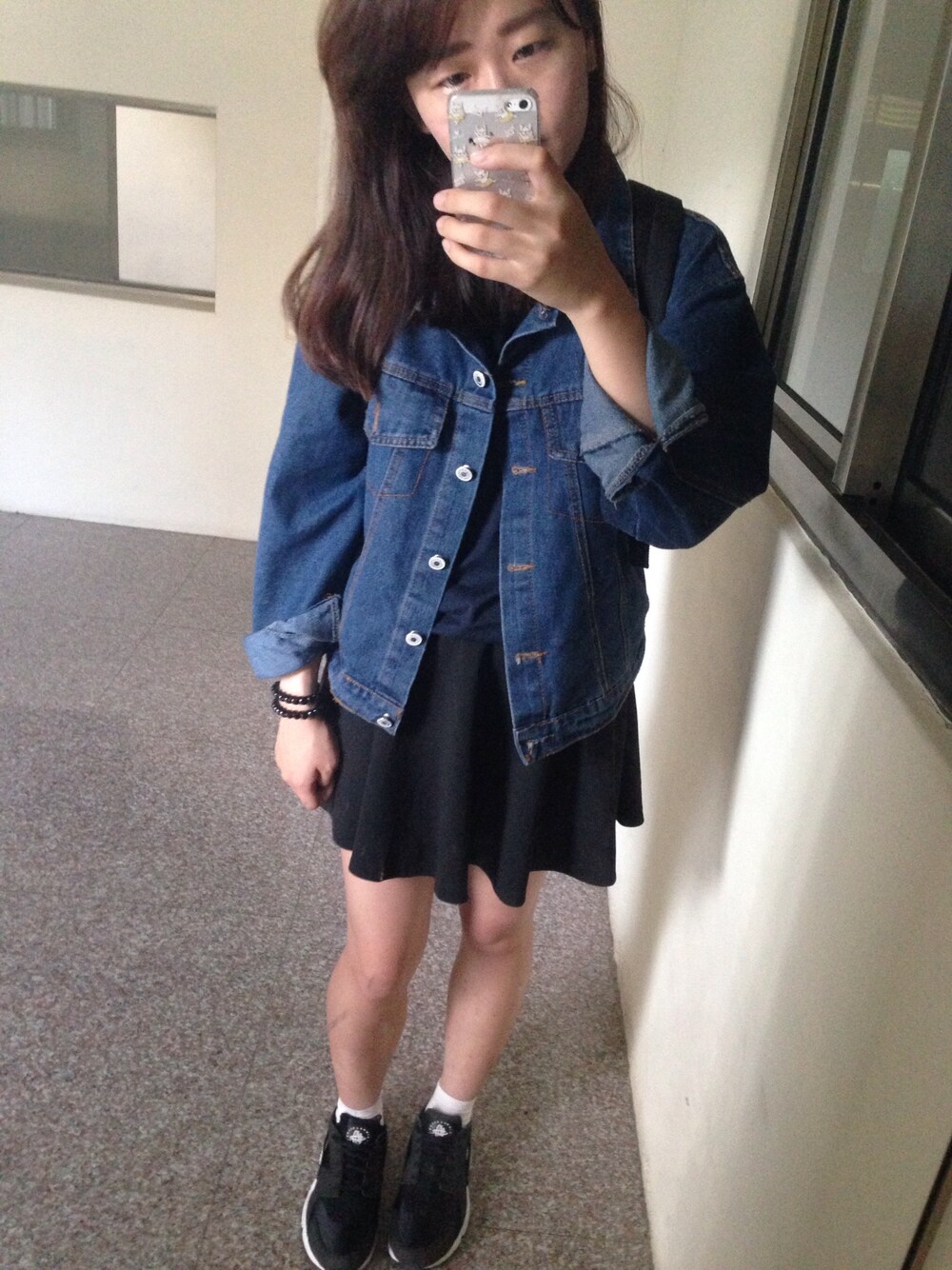 「huarache、NIKE、apple、black、white、牛仔外套」｜「UNIQLOのアイテム（Tシャツ/カットソー、ブルー系）」を使った、Zoeyさん（レディース・158cm）の夏コーディネートの1枚目の写真