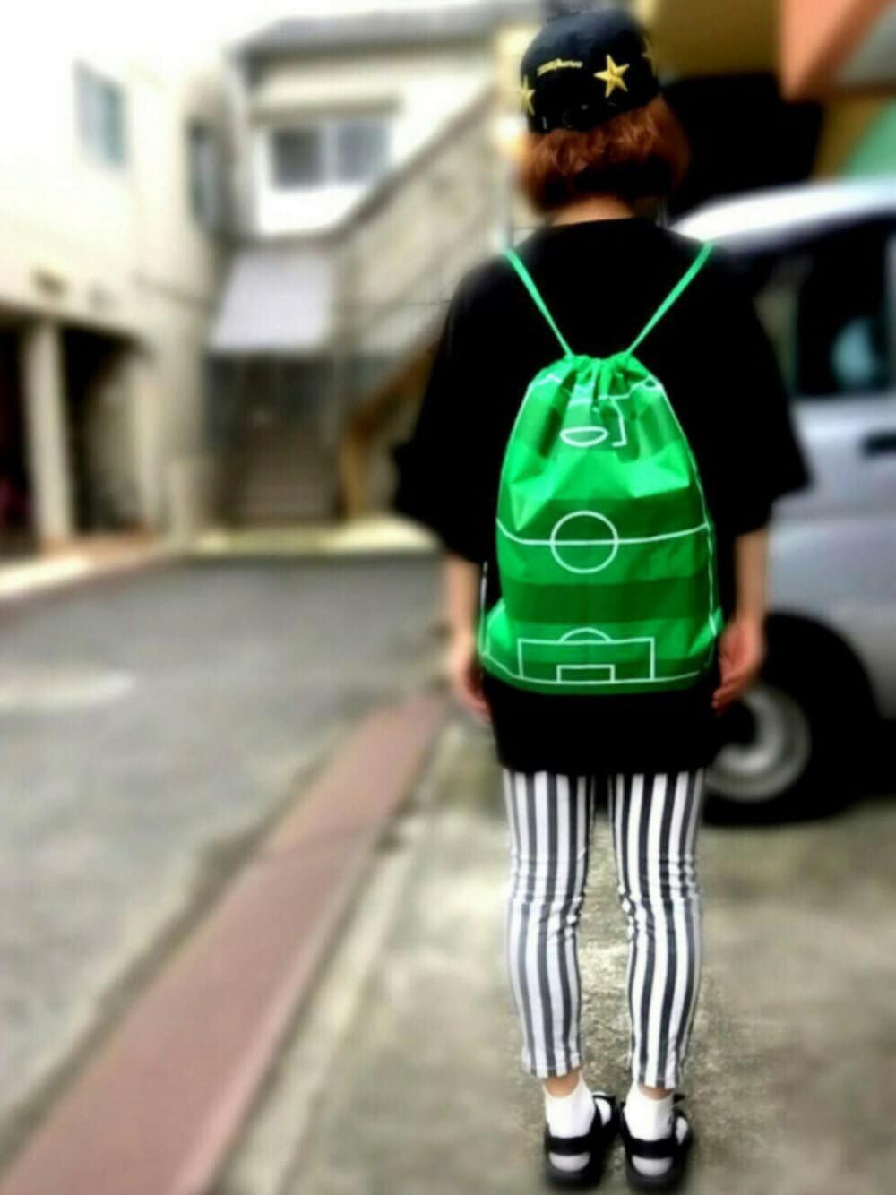 「ジーユー、ビックシルエット、ビッグT、モノトーンコーデ、ナップサック、キャップ、nakajin、プチプラ、スポーツミックス、サッカー」｜「GUのアイテム（Tシャツ/カットソー、ブラック系）」を使った、アクロン🚛🎶さん（レディース・163cm）の春コーディネートの1枚目の写真