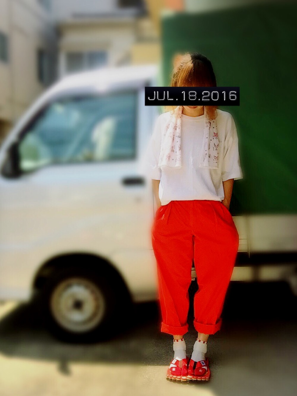 ホワイト系のトップス、レッド系のサンダル、レッド系のパンツを着用したレディースの夏コーディネートの1枚目の写真