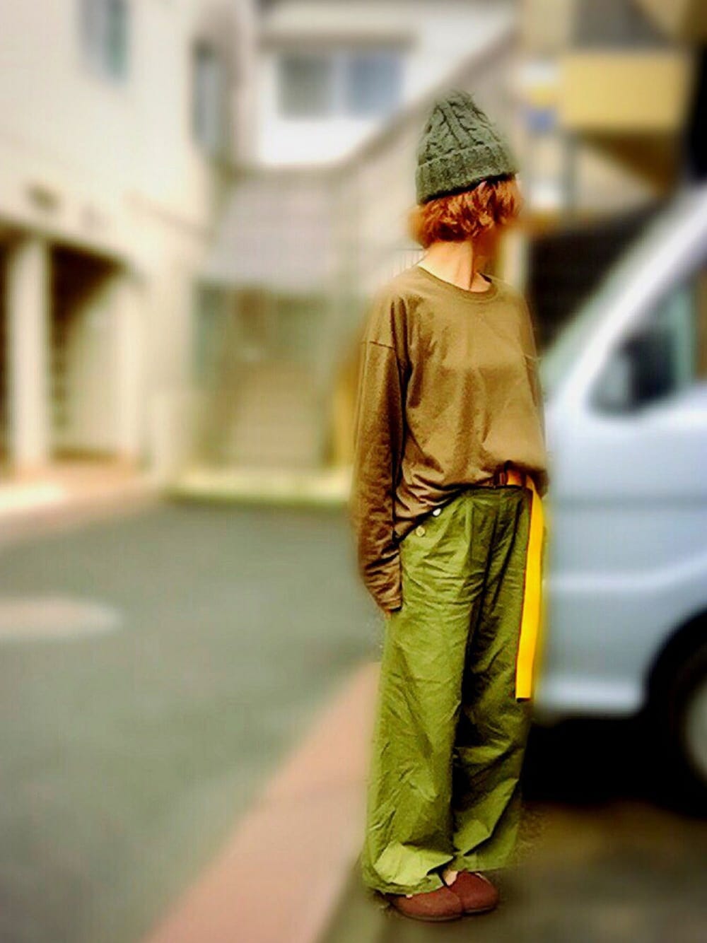 グリーン系のTシャツ/カットソー、グリーン系のその他パンツ、ブラウン系のその他シューズを着用したレディースの秋コーディネートの1枚目の写真