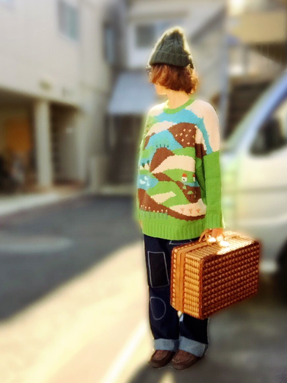「秋のコーデ、カジュアルコーデ、ネネット、ワイドパンツ、デニム、オーバーサイズ、ニット、セーター、かごバッグ、ピクニック」｜「Ne-netのS (S)丘の眺めニット（ニット/セーター、グリーン系）」を使った、アクロン🚛🎶さん（レディース・163cm）の秋コーディネートの1枚目の写真