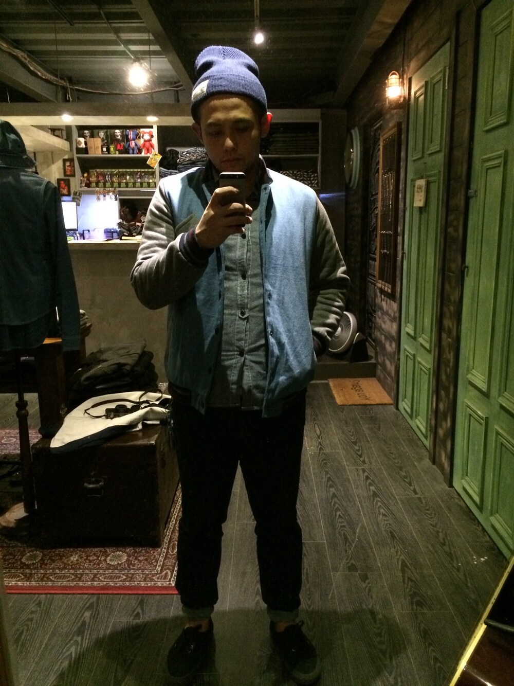 その他のその他アウター、グレー系のその他シューズ、その他のシャツ/ブラウスを着用したメンズの冬コーディネートの1枚目の写真