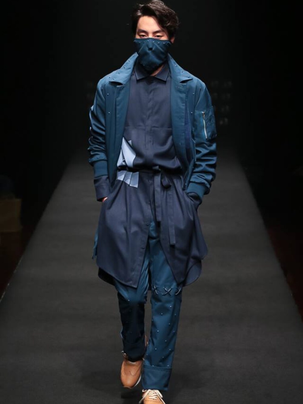 ブルー系のトレンチコートを着用したメンズの春コーディネートの1枚目の写真