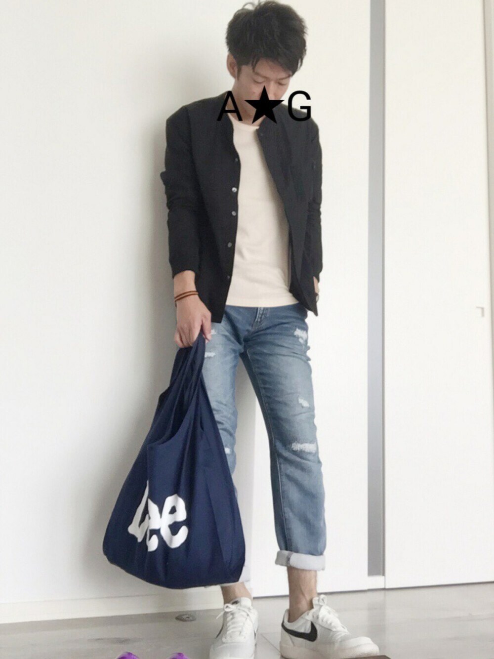 ブラック系のシャツ/ブラウス、ピンク系のTシャツ/カットソー、ブルー系のデニムパンツを着用したメンズの春コーディネートの1枚目の写真