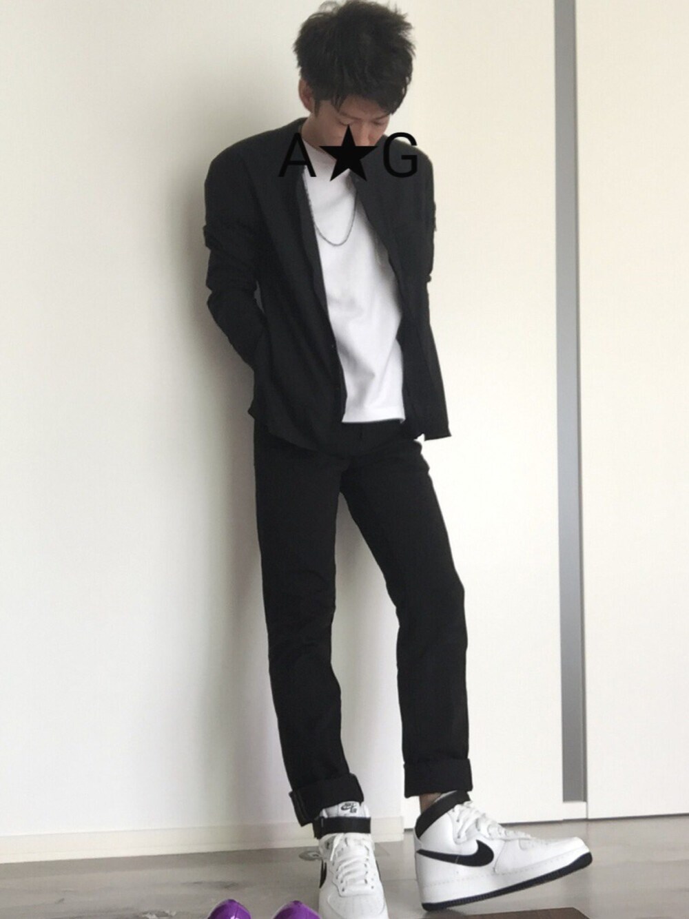 ホワイト系のTシャツ/カットソー、ブラック系のシャツ/ブラウス、ホワイト系のスニーカーを着用したメンズの春コーディネートの1枚目の写真