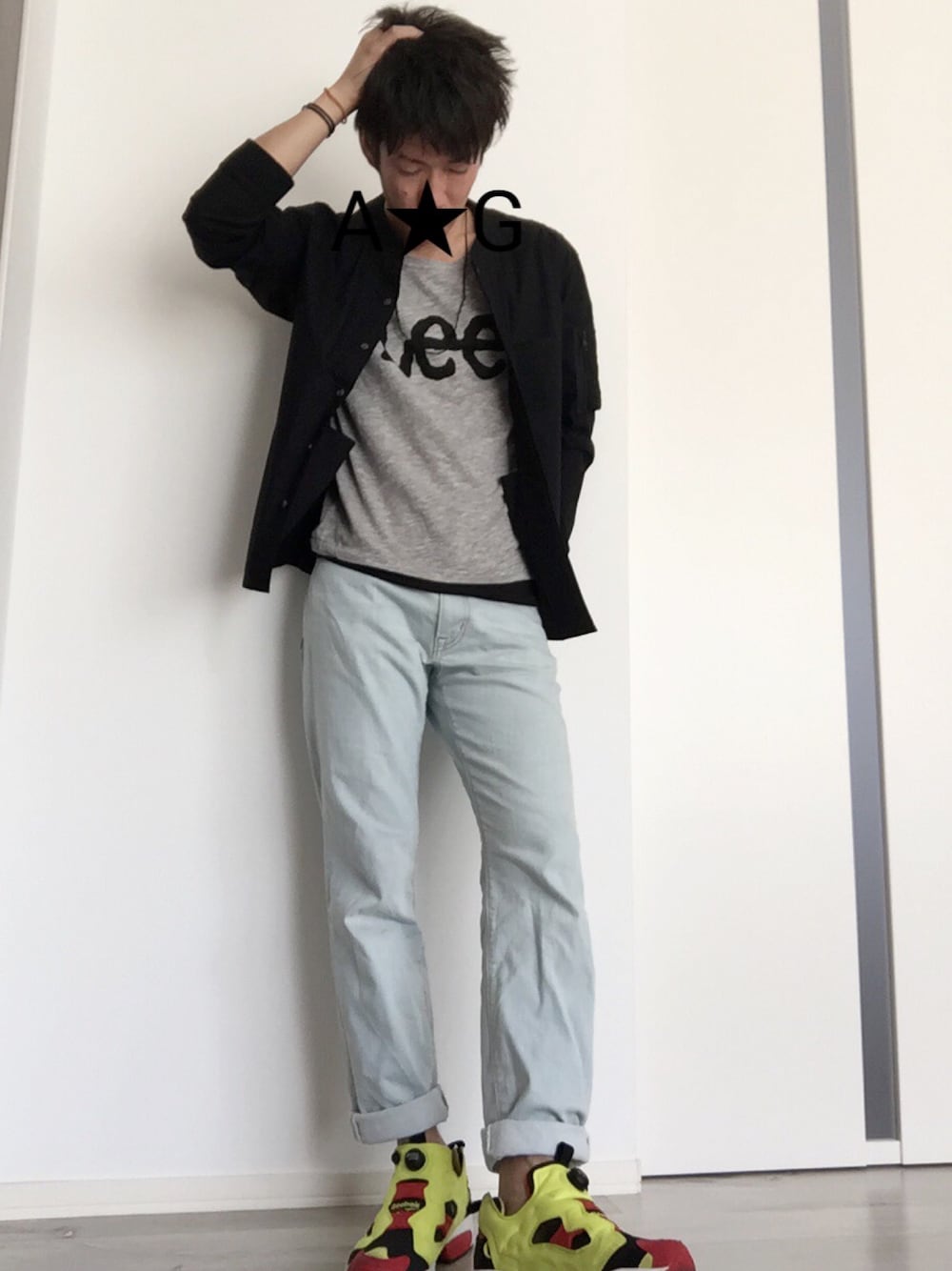 ブラック系のシャツ/ブラウス、グレー系のTシャツ/カットソー、ブラック系のタンクトップを着用したメンズの春コーディネートの1枚目の写真
