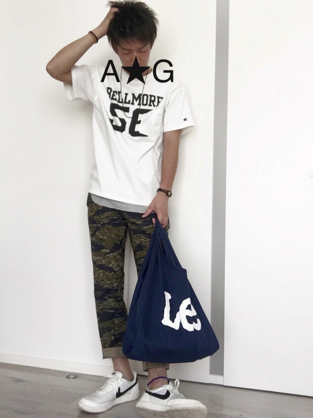 ホワイト系のTシャツ/カットソー、グレー系のタンクトップ、その他のスラックスを着用したメンズの夏コーディネートの1枚目の写真