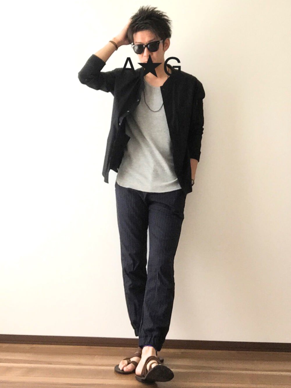 ブラック系のシャツ/ブラウス、ブルー系のパンツ、グレー系のタンクトップを着用したメンズの夏コーディネートの1枚目の写真
