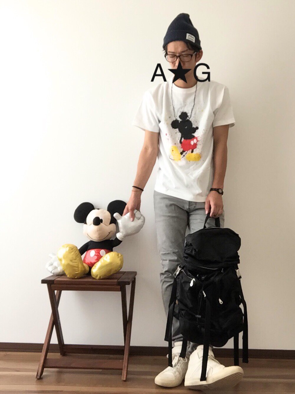 ホワイト系のTシャツ/カットソー、グレー系のデニムパンツ、ブラック系のバックパック/リュックを着用したメンズの夏コーディネートの1枚目の写真