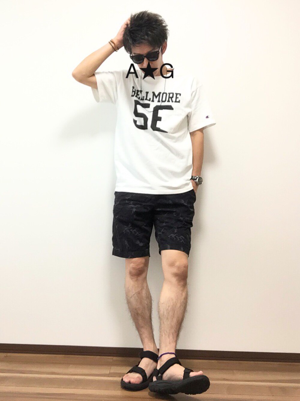 ホワイト系のTシャツ/カットソー、ブルー系のその他パンツ、ブラック系のサンダルを着用したメンズの夏コーディネートの1枚目の写真