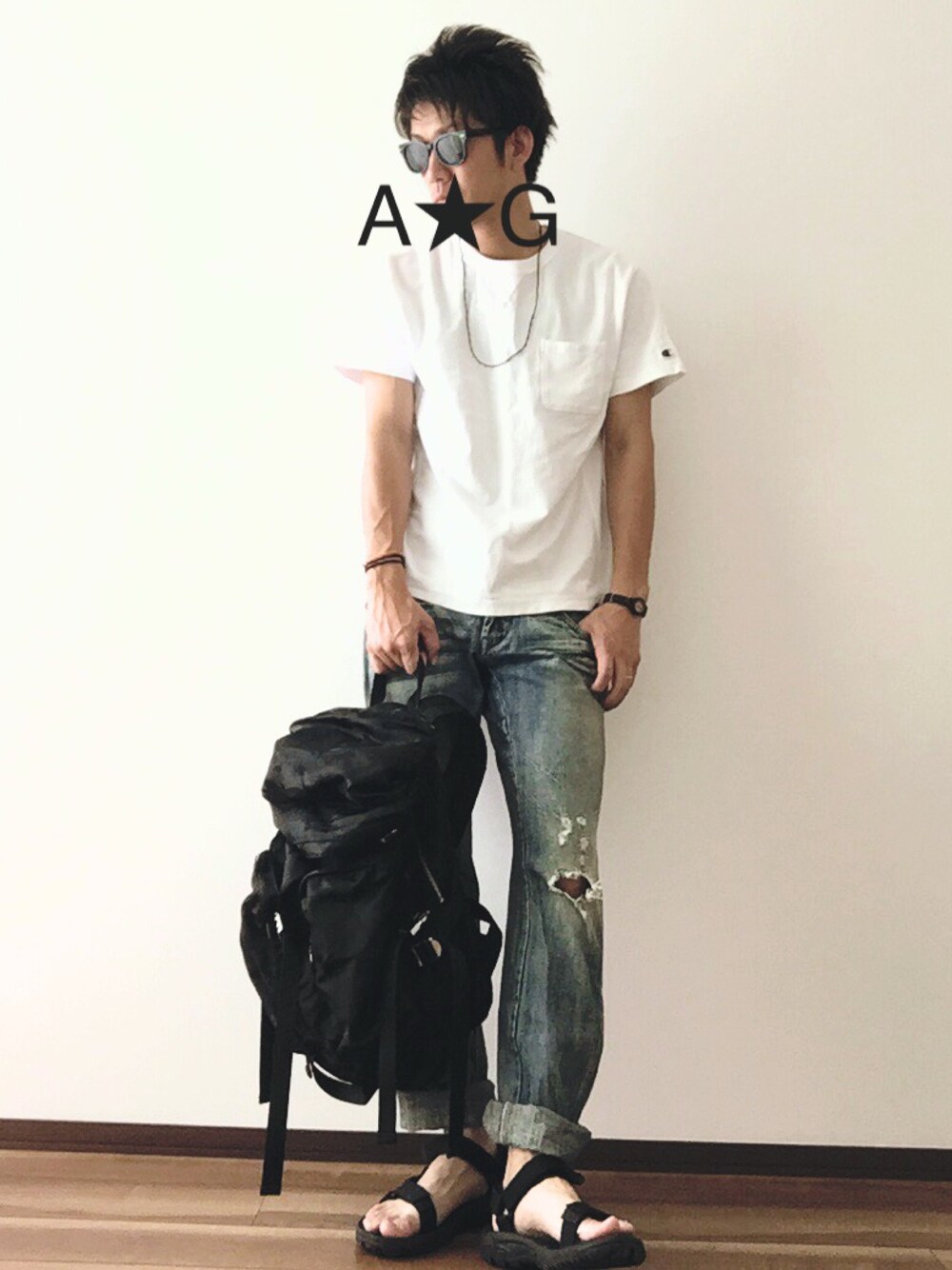 ホワイト系のTシャツ/カットソー、ブルー系のデニムパンツ、ブラック系のバックパック/リュックを着用したメンズの夏コーディネートの1枚目の写真