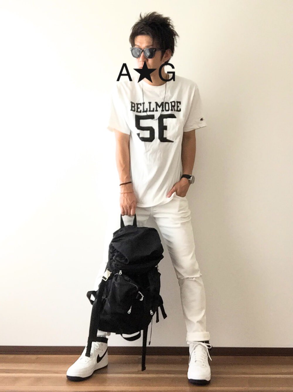 ブラック系のバックパック/リュック、ホワイト系のTシャツ/カットソー、ホワイト系のデニムパンツを着用したメンズの夏コーディネートの1枚目の写真