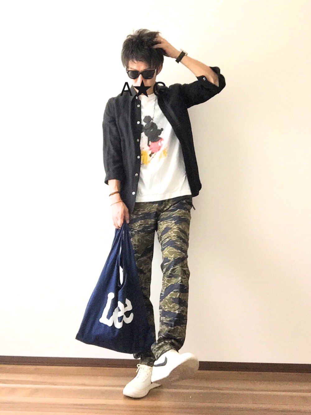 ブルー系のエコバッグ/サブバッグ、ホワイト系のTシャツ/カットソー、ブラック系のシャツ/ブラウスを着用したメンズの夏コーディネートの1枚目の写真