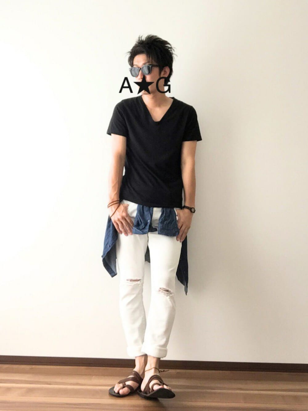 ブルー系のシャツ/ブラウス、ブラック系のTシャツ/カットソー、ホワイト系のデニムパンツを着用したメンズの夏コーディネートの1枚目の写真