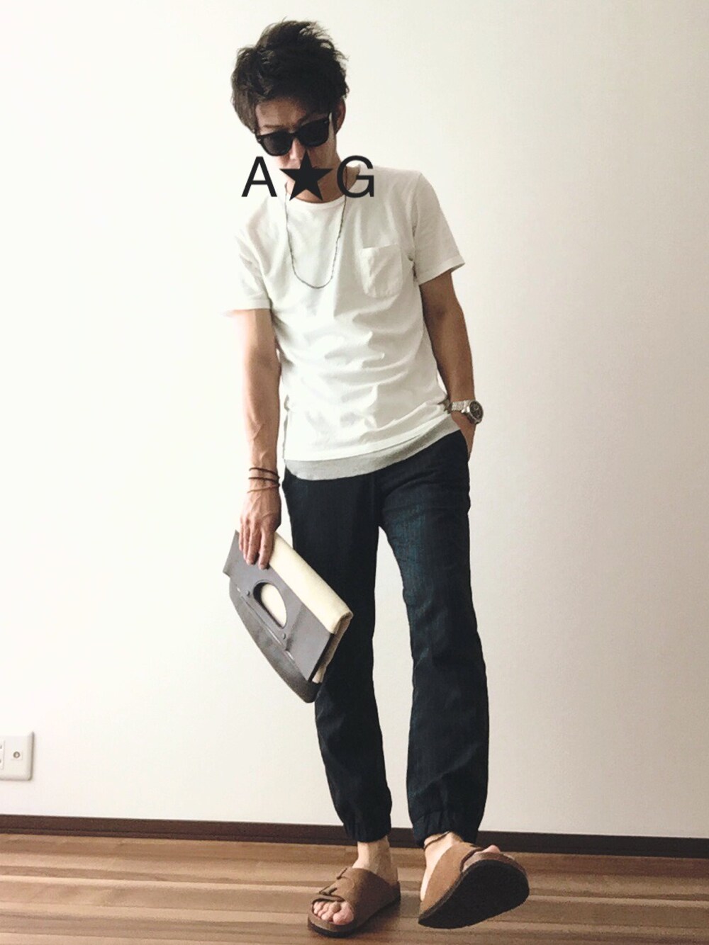 「夏コーデ、Tシャツ、ゆるコーデ、白Tシャツ、ジョガーパンツ、ストライプ、クラッチバッグ、サンダル、WEARパパ部、Doシンプル部」｜「WEGOのWEGO/フラットレンズサングラス（サングラス、ブラック系）」を使った、A☆Gさん（メンズ・176cm）の夏コーディネートの1枚目の写真