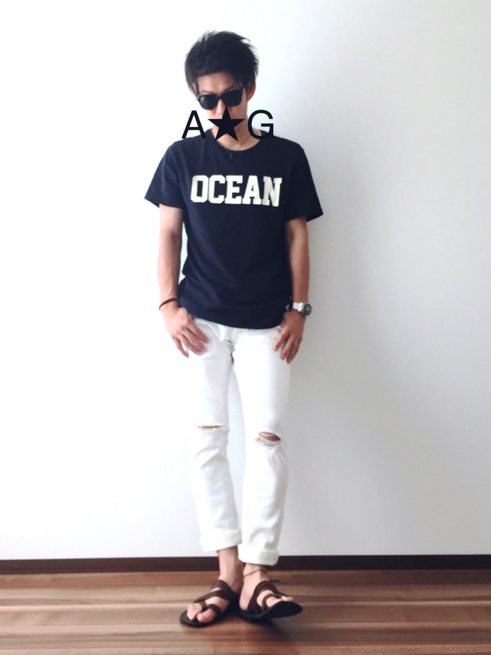 ブルー系のTシャツ/カットソー、ホワイト系のデニムパンツ、ブラウン系のサンダルを着用したメンズの夏コーディネートの1枚目の写真