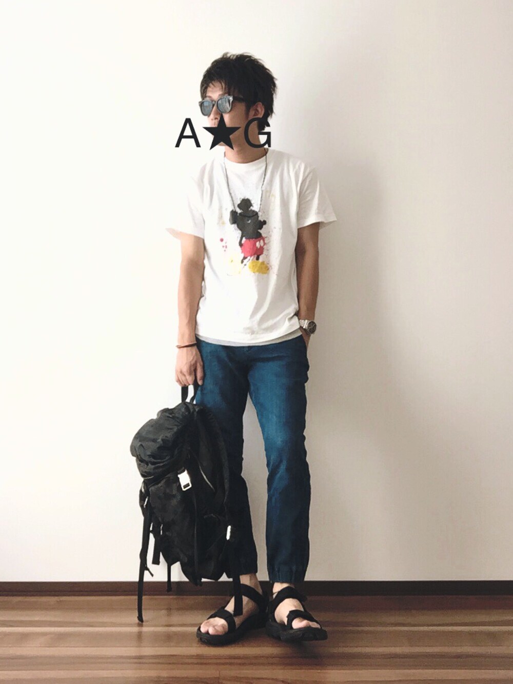 ブラック系のバックパック/リュック、ホワイト系のTシャツ/カットソー、グレー系のタンクトップを着用したメンズの夏コーディネートの1枚目の写真